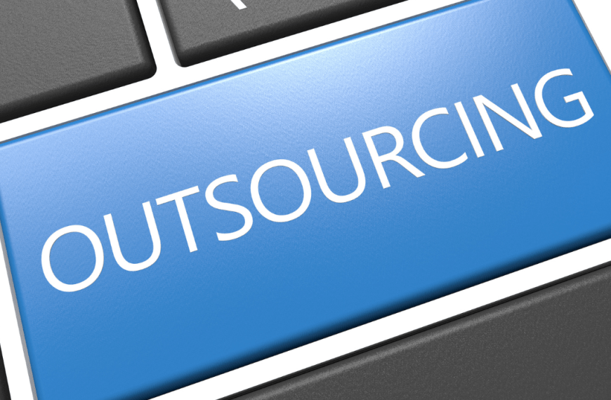 napis outsourcing na klawiaturze